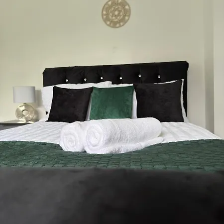 Shm Ensuite Great For Long Term & Short 15 Min Drive To Centre & Airport 5 Min Walk To Shops And Train Station 10 Mins To High Street Birmingam