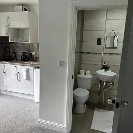Shm Ensuite Great For Long Term & Short 15 Min Drive To Centre & Airport 5 Min Walk To Shops And Train Station 10 Mins To High Street Birmingam