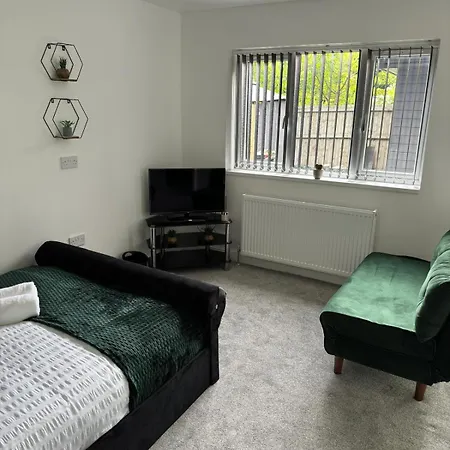 Shm Ensuite Great For Long Term & Short 15 Min Drive To Centre & Airport 5 Min Walk To Shops And Train Station 10 Mins To High Street * Birmingam