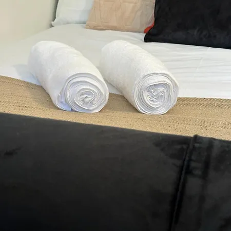 Shm Ensuite Great For Long Term & Short 15 Min Drive To Centre & Airport 5 Min Walk To Shops And Train Station 10 Mins To High Street * Birmingam
