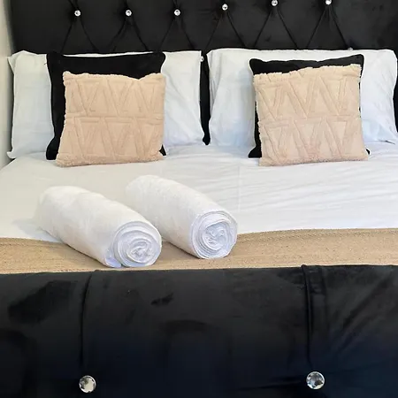 Shm Ensuite Great For Long Term & Short 15 Min Drive To Centre & Airport 5 Min Walk To Shops And Train Station 10 Mins To High Street
