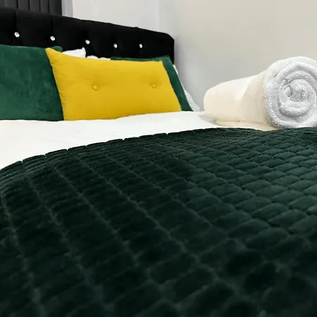 Shm Ensuite Great For Long Term & Short 15 Min Drive To Centre & Airport 5 Min Walk To Shops And Train Station 10 Mins To High Street Apartamento *