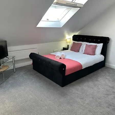 Shm Ensuite Great For Long Term & Short 15 Min Drive To Centre & Airport 5 Min Walk To Shops And Train Station 10 Mins To High Street Birmingam