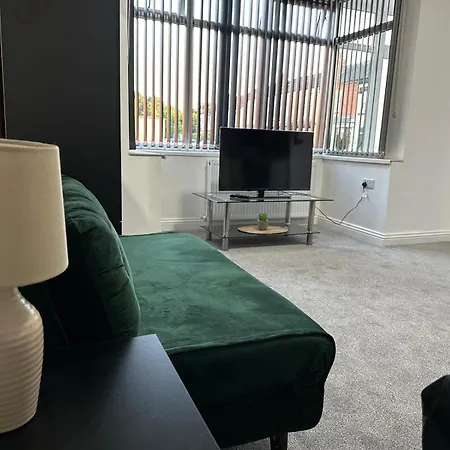 Shm Ensuite Great For Long Term & Short 15 Min Drive To Centre & Airport 5 Min Walk To Shops And Train Station 10 Mins To High Street * Birmingam