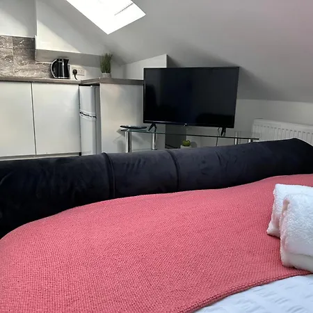 Apartamento Shm Ensuite Great For Long Term & Short 15 Min Drive To Centre & Airport 5 Min Walk To Shops And Train Station 10 Mins To High Street Birmingam